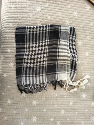 Pañuelo palestino blanco y negro