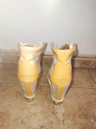 Zapatos de cuña beige y plateados
