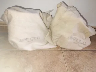 Zapatos de cuña beige y plateados