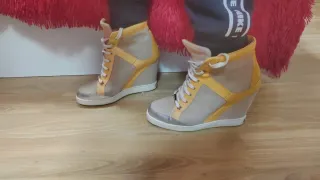 Zapatos de cuña beige y plateados
