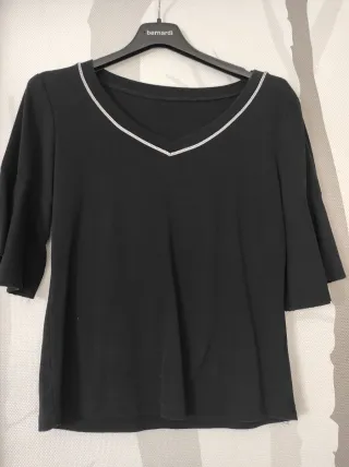 T-shirt nera manica con volant