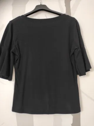 T-shirt nera manica con volant