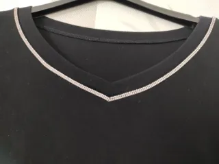 T-shirt nera manica con volant