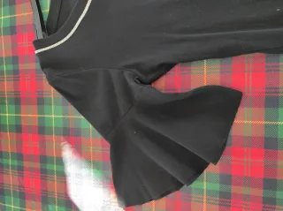 T-shirt nera manica con volant