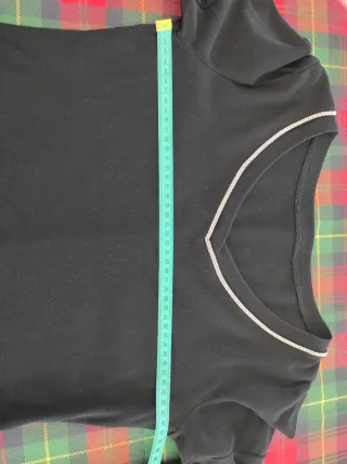 T-shirt nera manica con volant