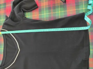 T-shirt nera manica con volant