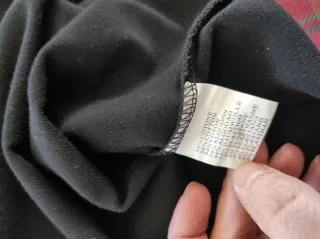 T-shirt nera manica con volant