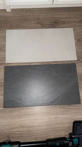 Baldosas de piedra gris oscuro y gris claro