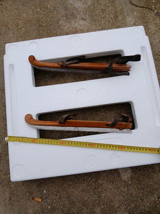 Patines de hielo antiguos de madera