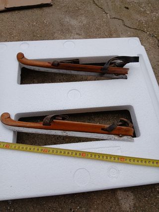 Patines de hielo antiguos de madera