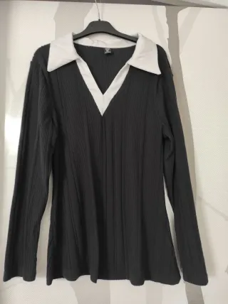 Maglia nera colletto bianco