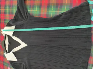 Maglia nera colletto bianco