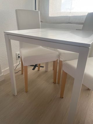 Mesa de salón cuadrada blanca