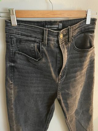 Pantalón vaquero negro Stradivarius Talla 36