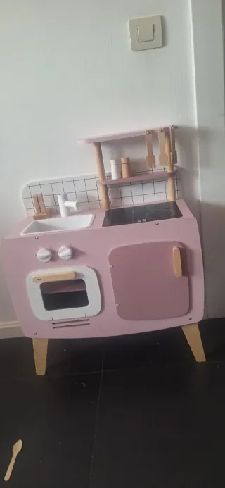 Cocinita de madera rosa