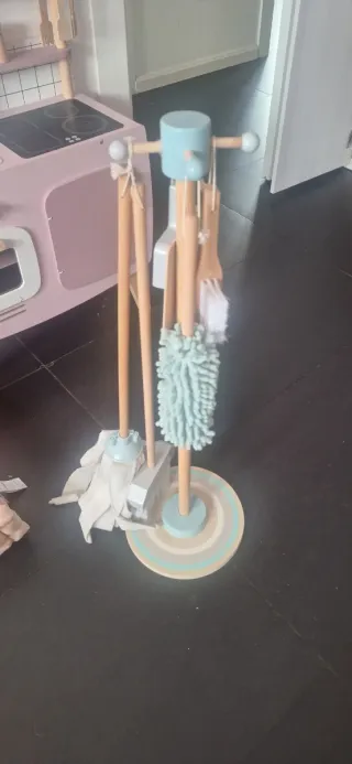 Cocinita de madera rosa