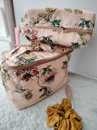 Neceser y cosmetiquera floral