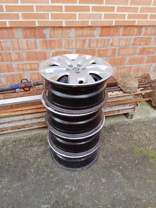 Llantas Renault 17 Pulgadas con tapacubos