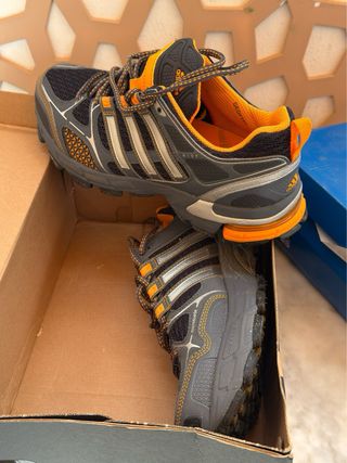 Zapatillas Adidas Riot gris y naranja