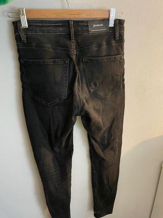Pantalón vaquero Stradivarius negro talla 34