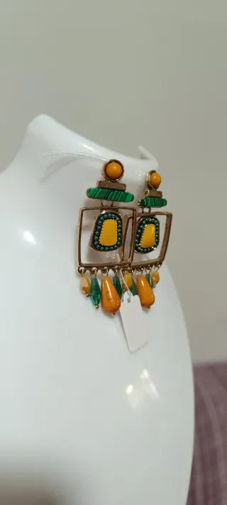 Pendientes largos dorados con piedras