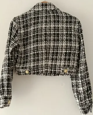 Jaqueta croped preta e branca