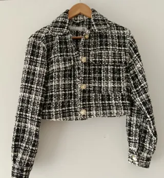 Jaqueta croped preta e branca