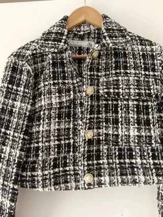 Jaqueta croped preta e branca