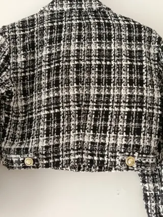 Jaqueta croped preta e branca