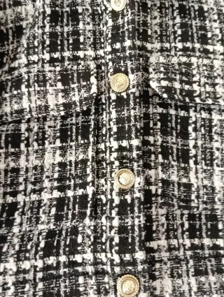 Jaqueta croped preta e branca