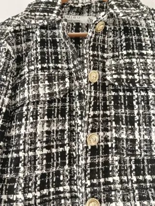 Jaqueta croped preta e branca