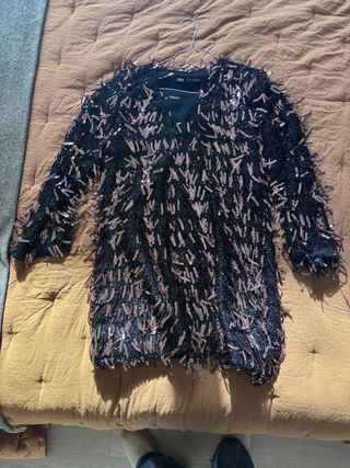 Vestido Zara lentejuelas negro y dorado.