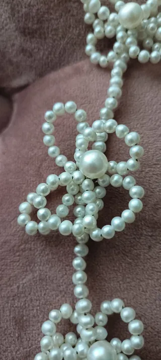 Colgante de perlas con flores