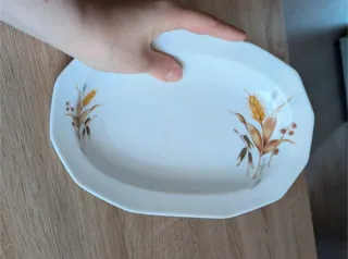 Vassoio e portatovaglioli in porcellana