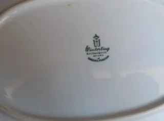 Vassoio e portatovaglioli in porcellana