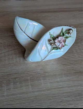 Vassoio e portatovaglioli in porcellana