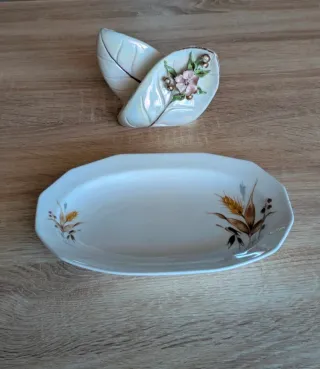 Vassoio e portatovaglioli in porcellana