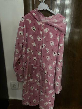 Bata rosa con capucha y estampado