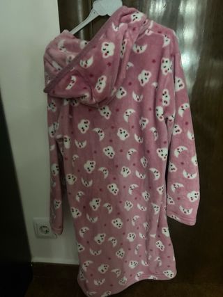 Bata rosa con capucha y estampado