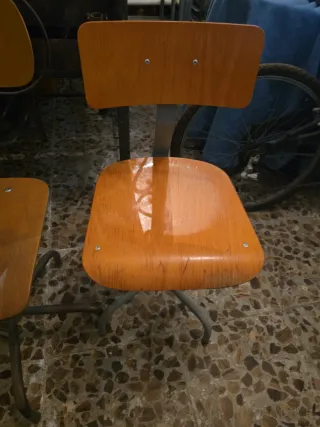 Sillas de madera y metal para máquina de coser