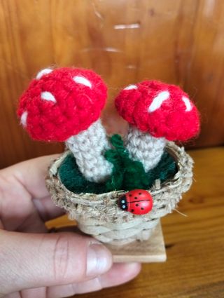 Cogumelos crochet em cesto com joaninha