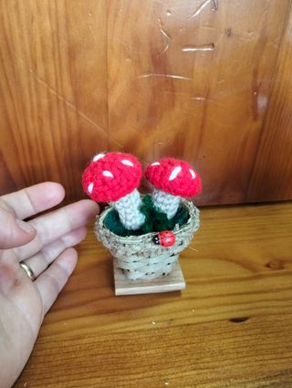 Cogumelos crochet em cesto com joaninha