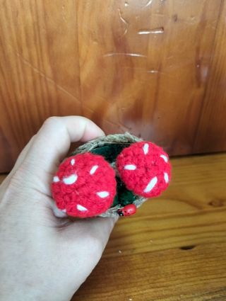 Cogumelos crochet em cesto com joaninha