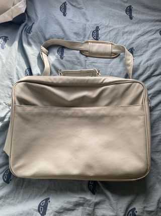 Bolsa de hospital beige y blanca