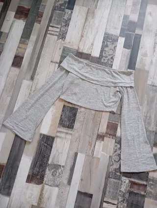 Blusa gris manga larga escotada