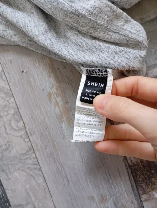 Blusa gris manga larga escotada