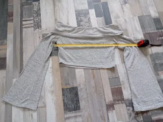 Blusa gris manga larga escotada