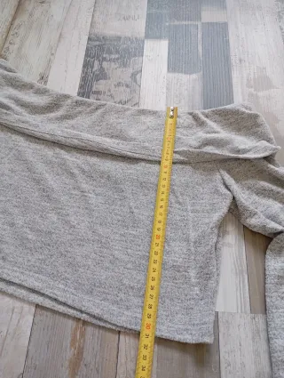 Blusa gris manga larga escotada