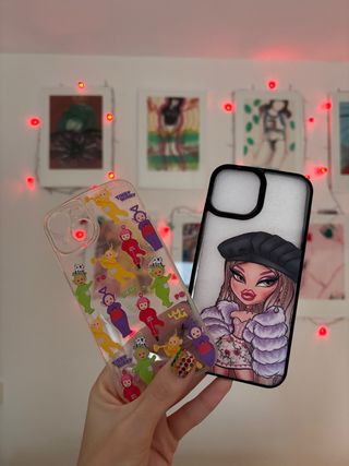 2 Fundas iPhone 15: Teletubbies y Bratz