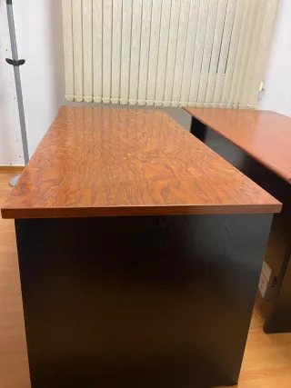 Mesa de escritorio madera negra y marrón
